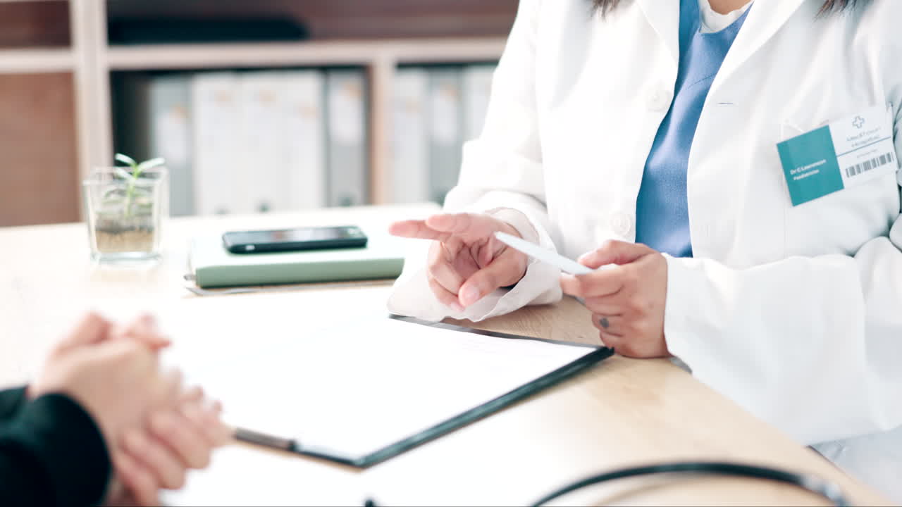 documentos, ayuda y manos del médico con el paciente