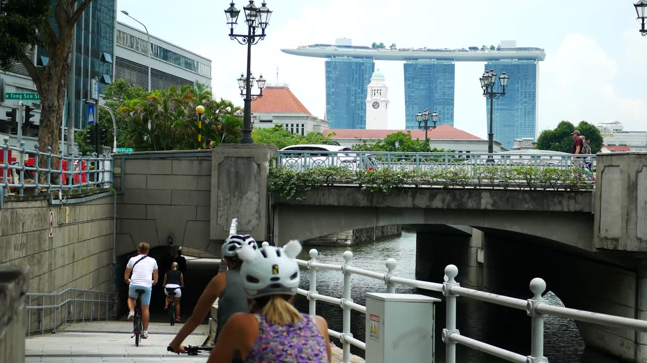 Paesaggio Urbano di Singapore con Marina Bay Sands e Ponte sul Fiume