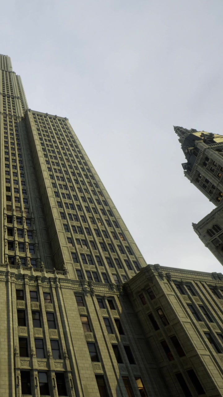 Grattacieli si ergono alti a New York City in una giornata nuvolosa.