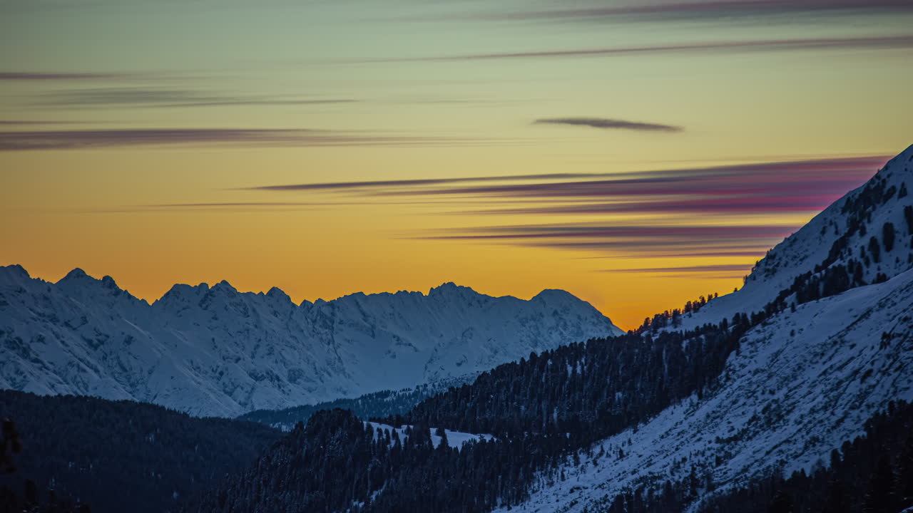 bellissima alba dorata sulle montagne innevate. lasso di tempo