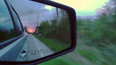 Espejo-Retrovisor-Lateral-De-Reflejo-En-La-Mañana-En-La-Carretera-Al-Atardecer-O-Al-Amanecer