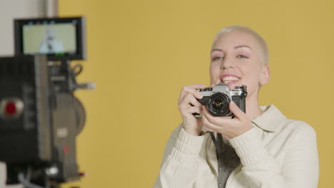 riprese bts di una modella che usa una macchina fotografica vintage 03