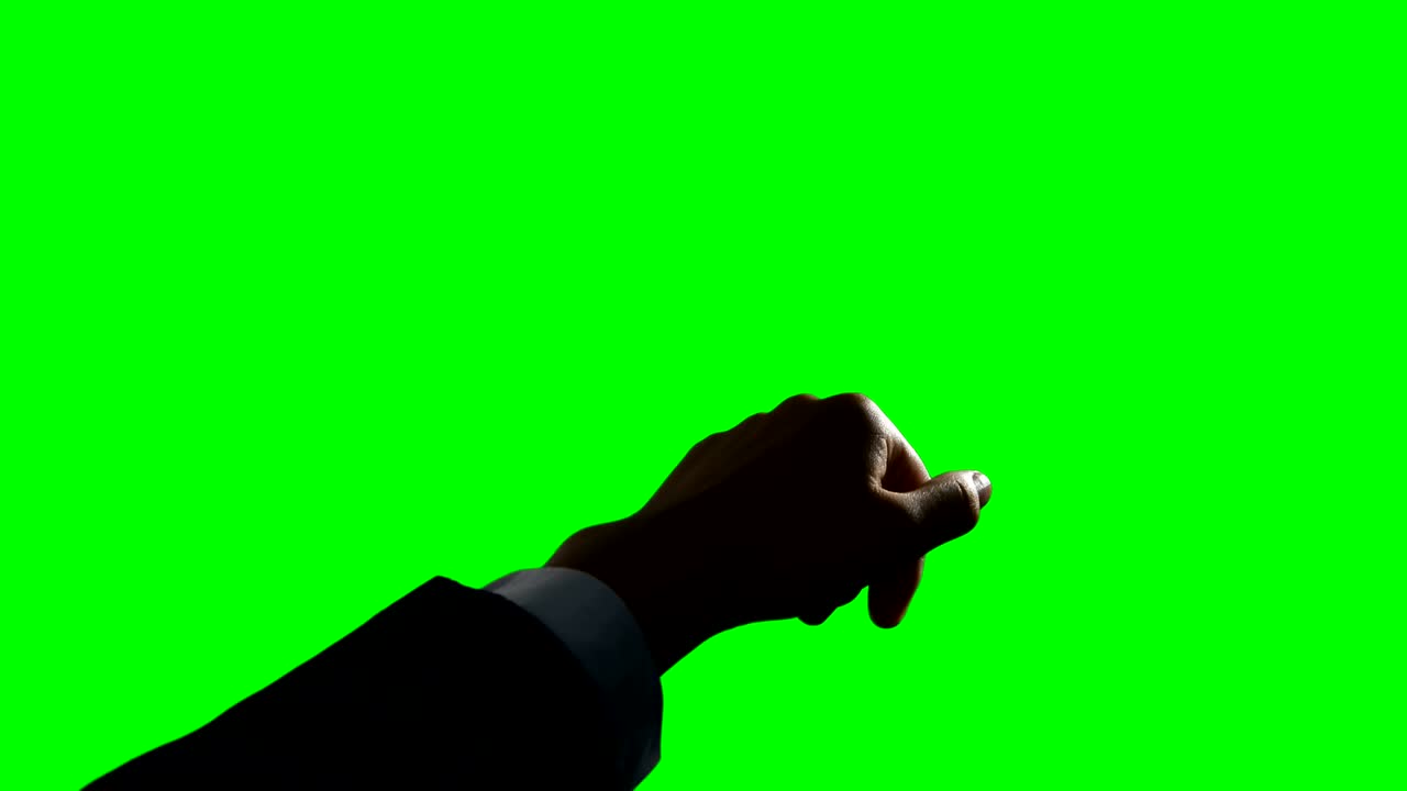 persona haciendo un gesto de la mano contra el fondo de la pantalla verde