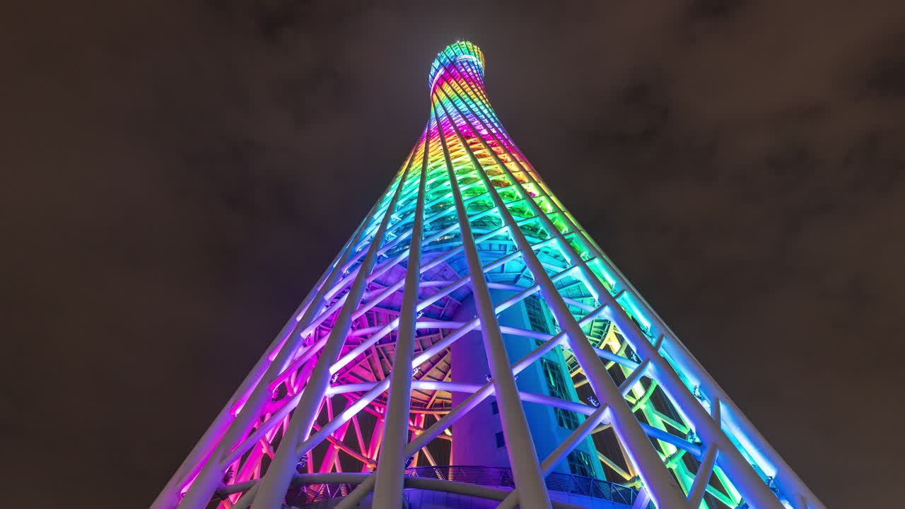 Torre Moderna Iluminada com Cores de Arco-Íris Mutáveis à Noite