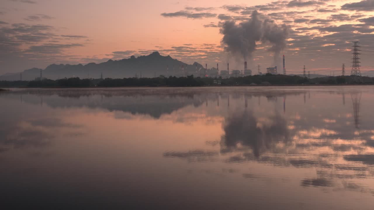 안개와 함께 아침 시간에 아름다운 풍경 석탄 발전소.