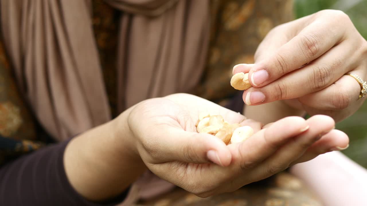 야외에서 캐슈를 먹는 여자