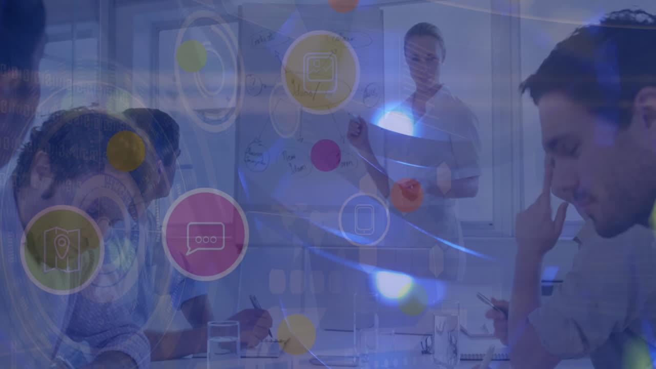 사무실에서 프레젠테이션을 하는 백인 여성 위에 디지털 아이콘과 파란 빛 반점의 애니메이션