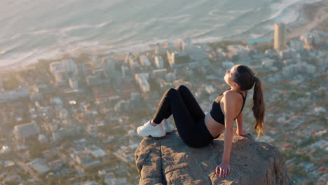 Gesunde-Frau-Auf-Dem-Berggipfel-Mit-Blick-Auf-Den-Ruhigen-Blick-Auf-Das-Meer-Bei-Sonnenuntergang.-Mädchen-Sitzt-Am-Rand-Einer-Klippe-Und-Genießt-Die-Freiheit-Und-Denkt-über-Die-Reise-Nach