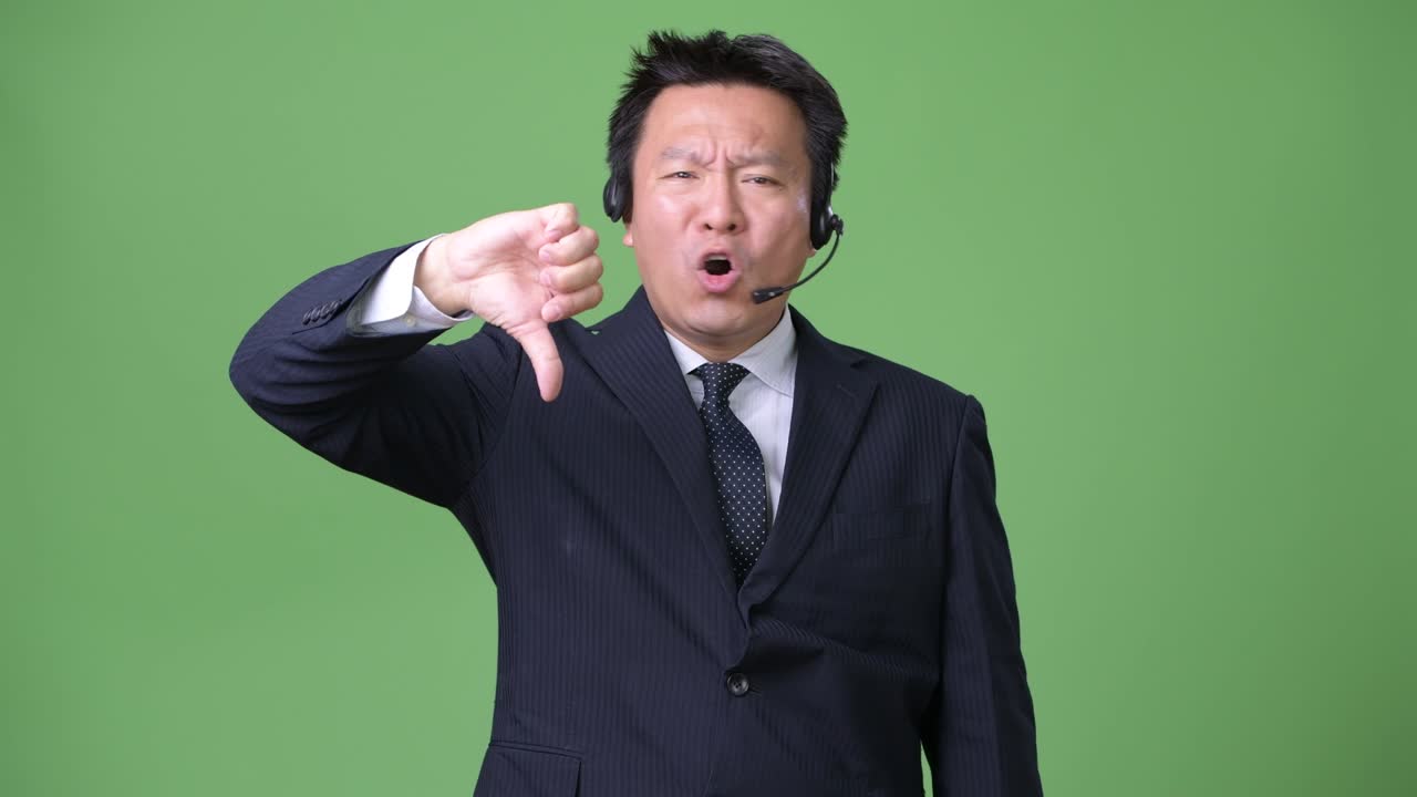 녹색 배경에 성숙한 일본 사업가