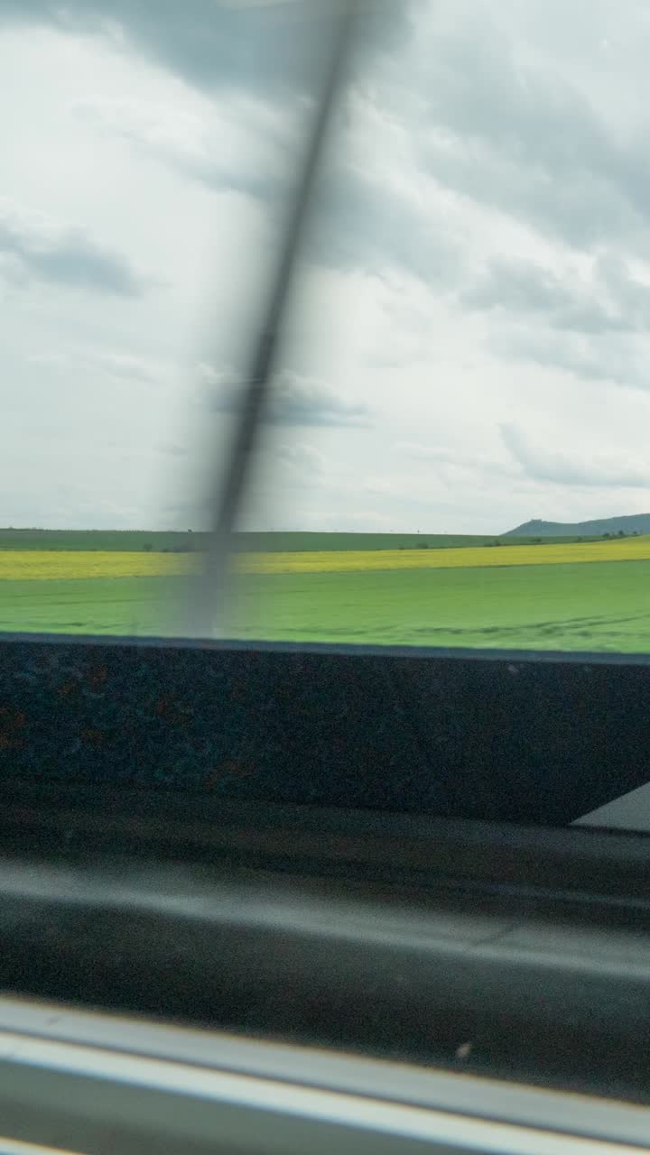 Vista panoramica del paesaggio rurale dal finestrino di un treno in movimento