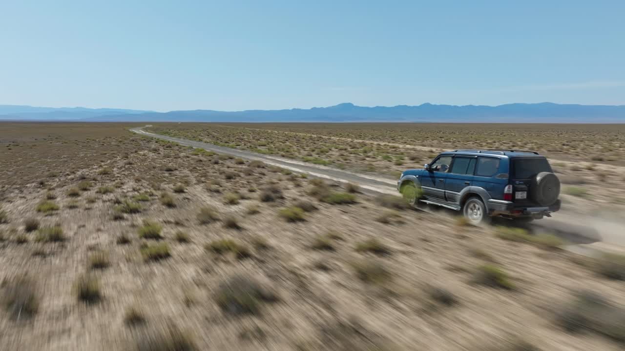 카자흐스탄 의 차린 캐니언 국립 공원 에서 고속 도로 를 달리는 차량 의 먼지