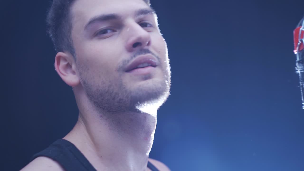 el agresivo boxeador masculino hace un fuerte desafío mirando a la cámara.