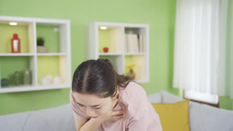 젊은 아시아 여성이 갑작스러운 호흡 곤란을 겪고 숨을 쉬고 있습니다.