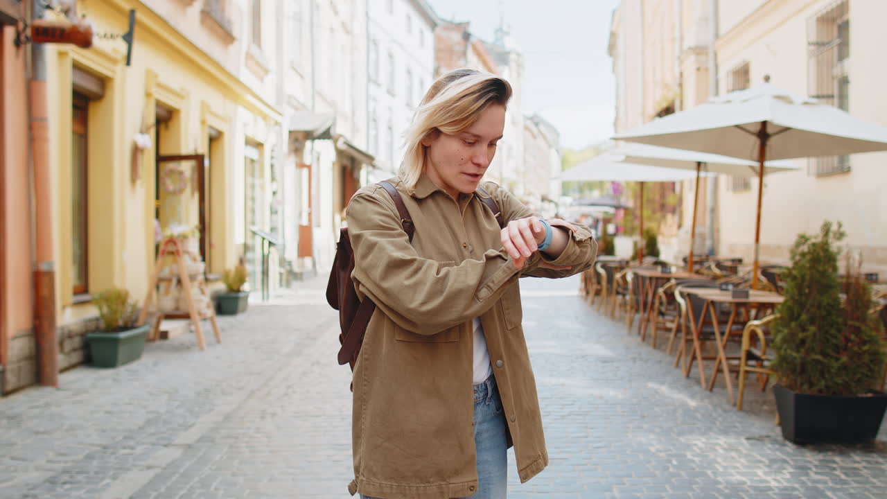 mujer joven asustada preocupada por ser puntual con ansiedad comprobando la hora en el reloj llegando tarde al trabajo