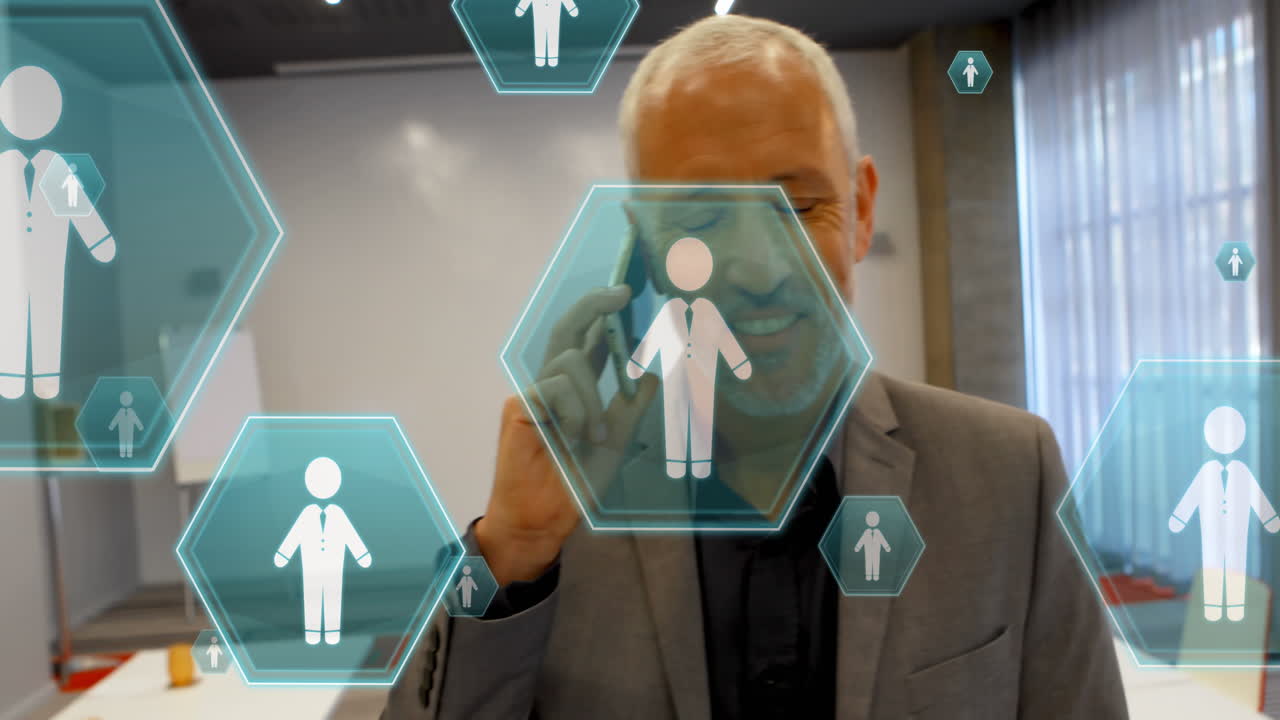 animación de personas iconos sobre empresario caucásico usando teléfono inteligente