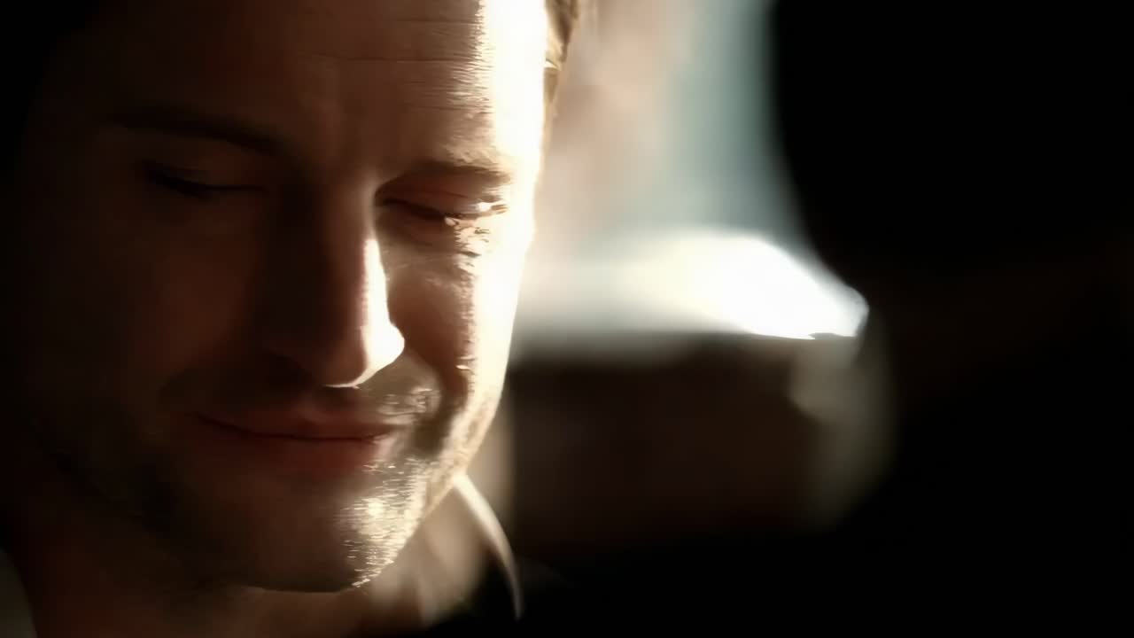 primer plano de un hombre bebiendo