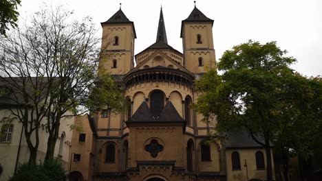 Iglesia-En-Alemania-Entre-árboles-Con-Buen-Tiempo-St-Maria-In-Capitol