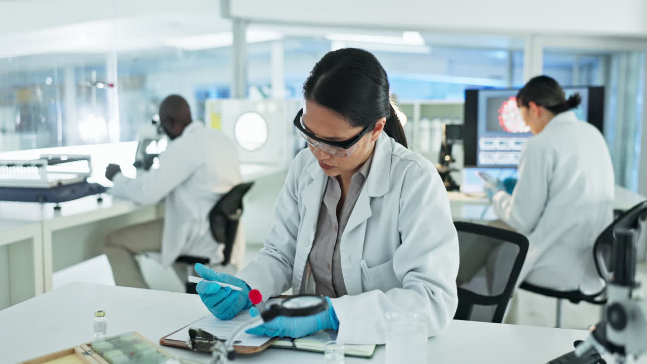 Esame del sangue, risultati o scienziato che scrive una ricerca
