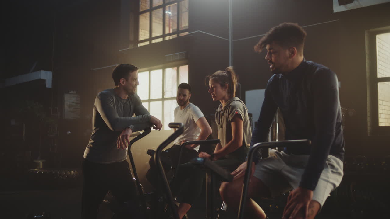 정지 자전거에서 그룹 운동 세션