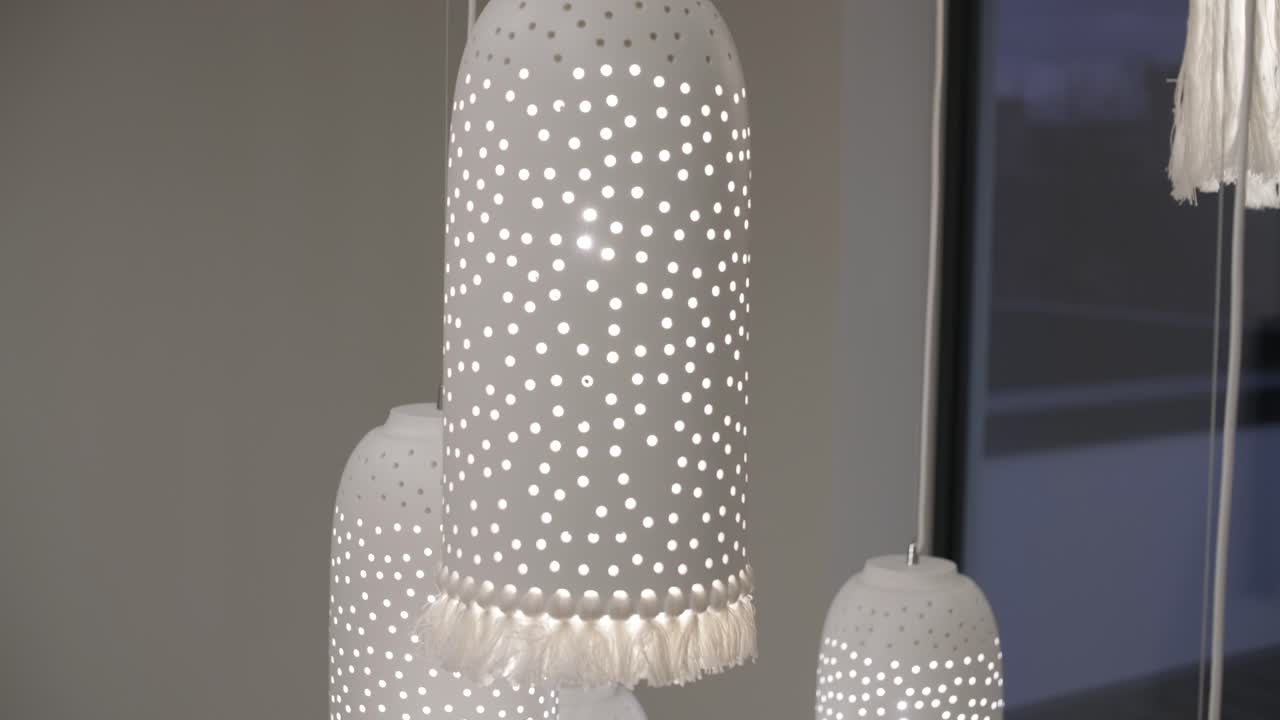 세련된, 원통 모양의 펜던트 조명 시리즈, 점 모양의 캐스케이드 조명이 구을 통해 현대 계단에서 장난스럽고 매혹적인 분위기를 만니다.