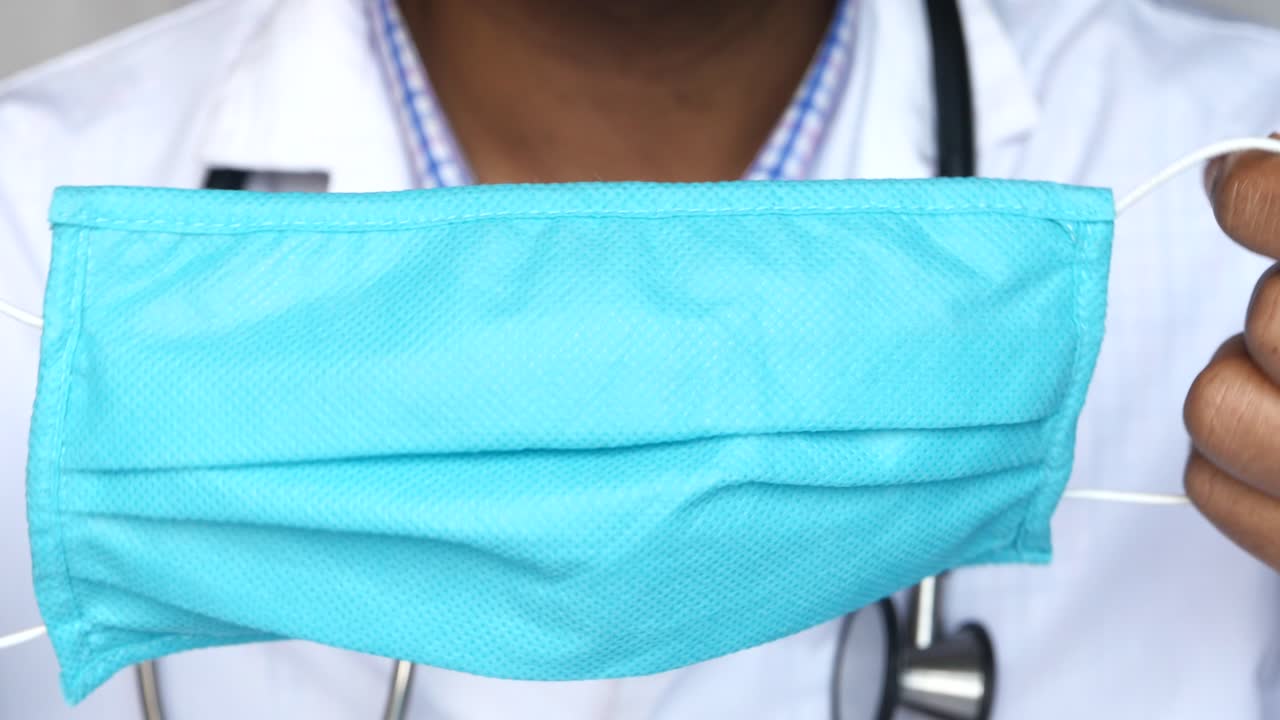 médico con una máscara quirúrgica azul