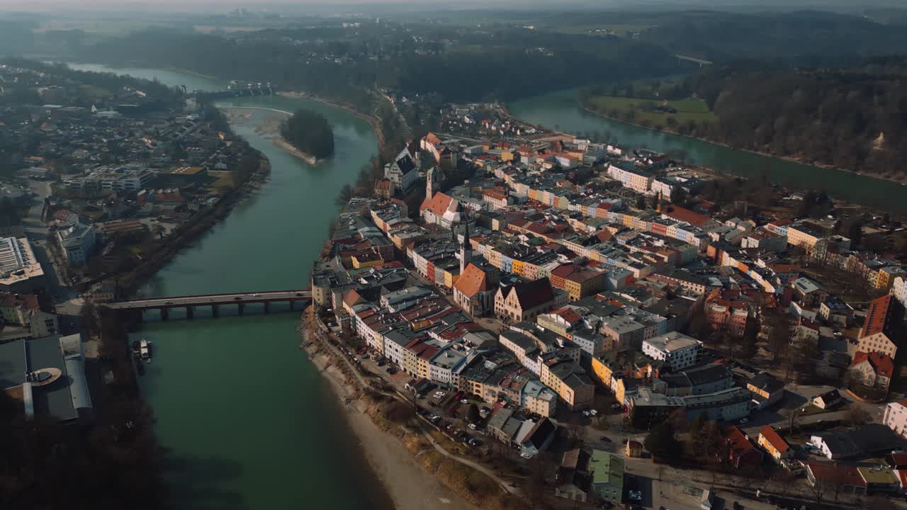 wasserburg am inn, ciudad antigua medieval en baviera, alemania, rodeada por una curva verde del río