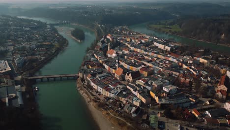 Wasserburg-Am-Inn,-Casco-Antiguo-Medieval-En-Baviera,-Alemania,-Rodeado-Por-La-Curva-Del-Río-Verde