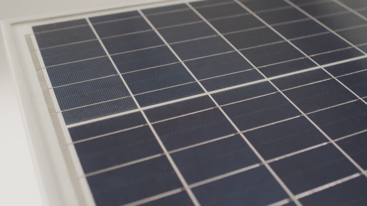 video de primer plano del panel solar sobre un fondo blanco