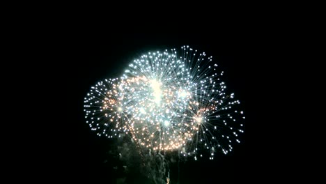 celebración fuegos artificiales explotan y brillan sobre fondo oscuro con oscuro y grano procesado