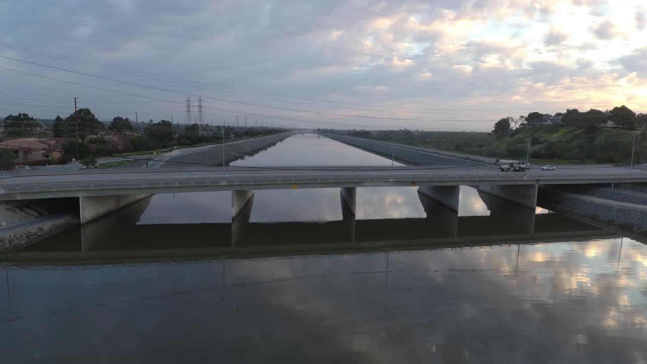 다리 위를 달리는 자동차의 물 한가운데서 조감도