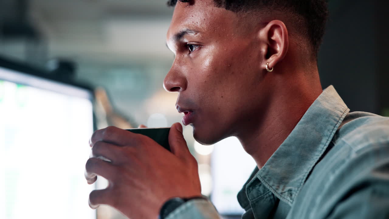 hombre bebiendo café en el lugar de trabajo