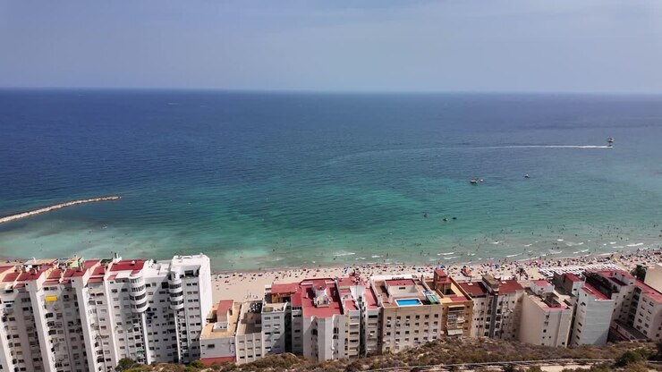 Punto panoramico costiero della città di Alicante, Spagna, dal castello medievale di Santa Barbara