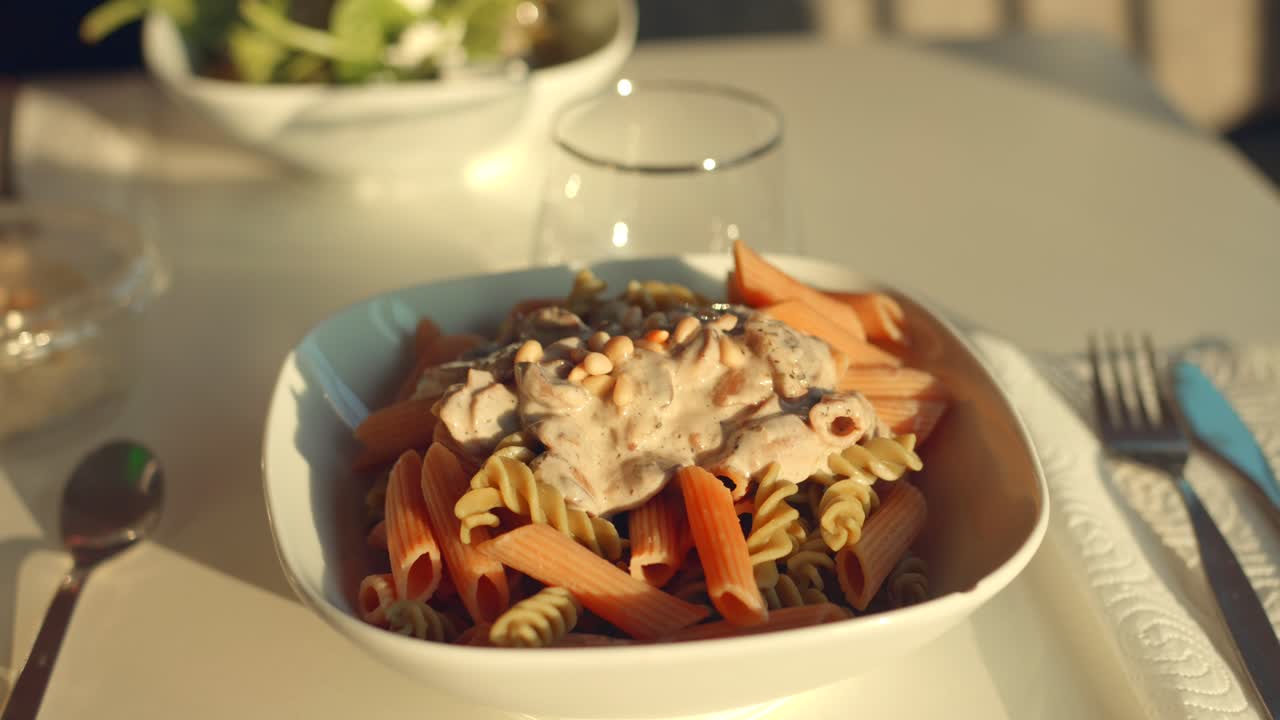 레스토랑 에서 제공 되는 렌즈 로 만든 건강 한 글루텐 없는 파스타 요리