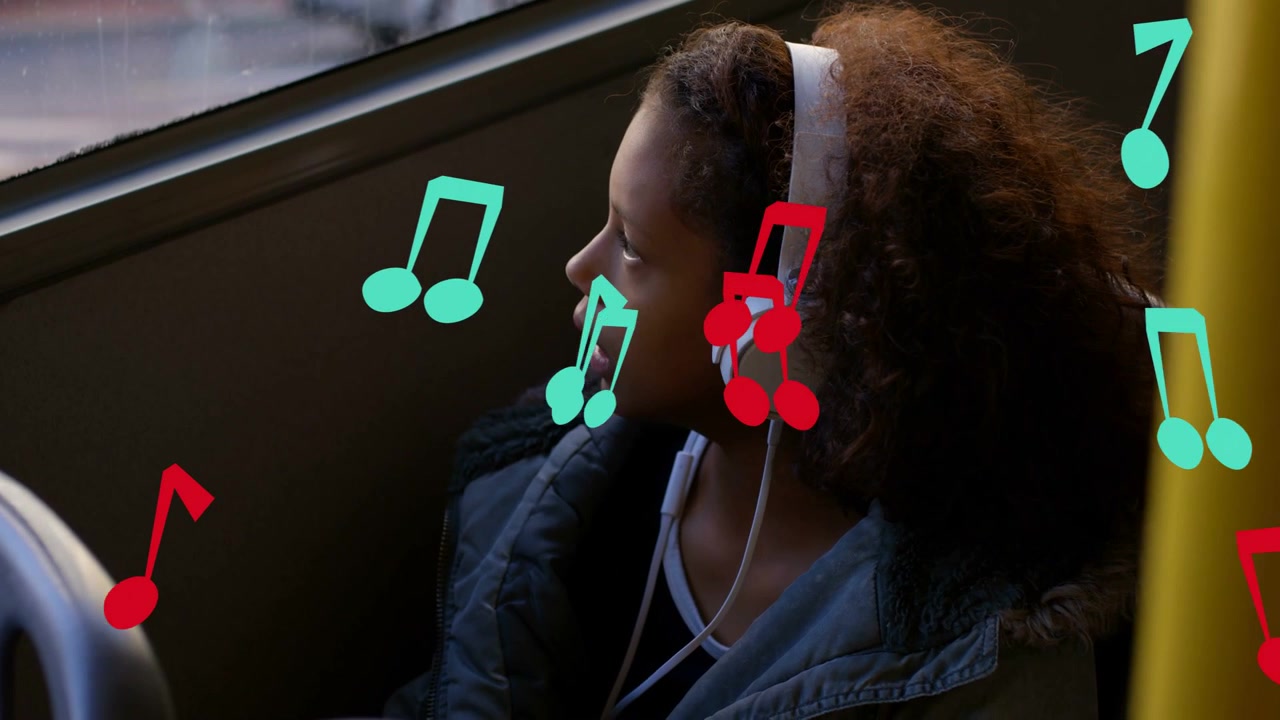 Adolescente sentada na janela do ônibus, fones de ouvido brancos tocando música, cantando junto enquanto as notas flutuam