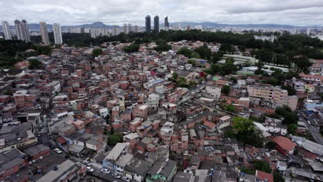 vista aérea alrededor de un barrio marginal, pobreza en sao paulo, brasil - dando vueltas, tiro de drones