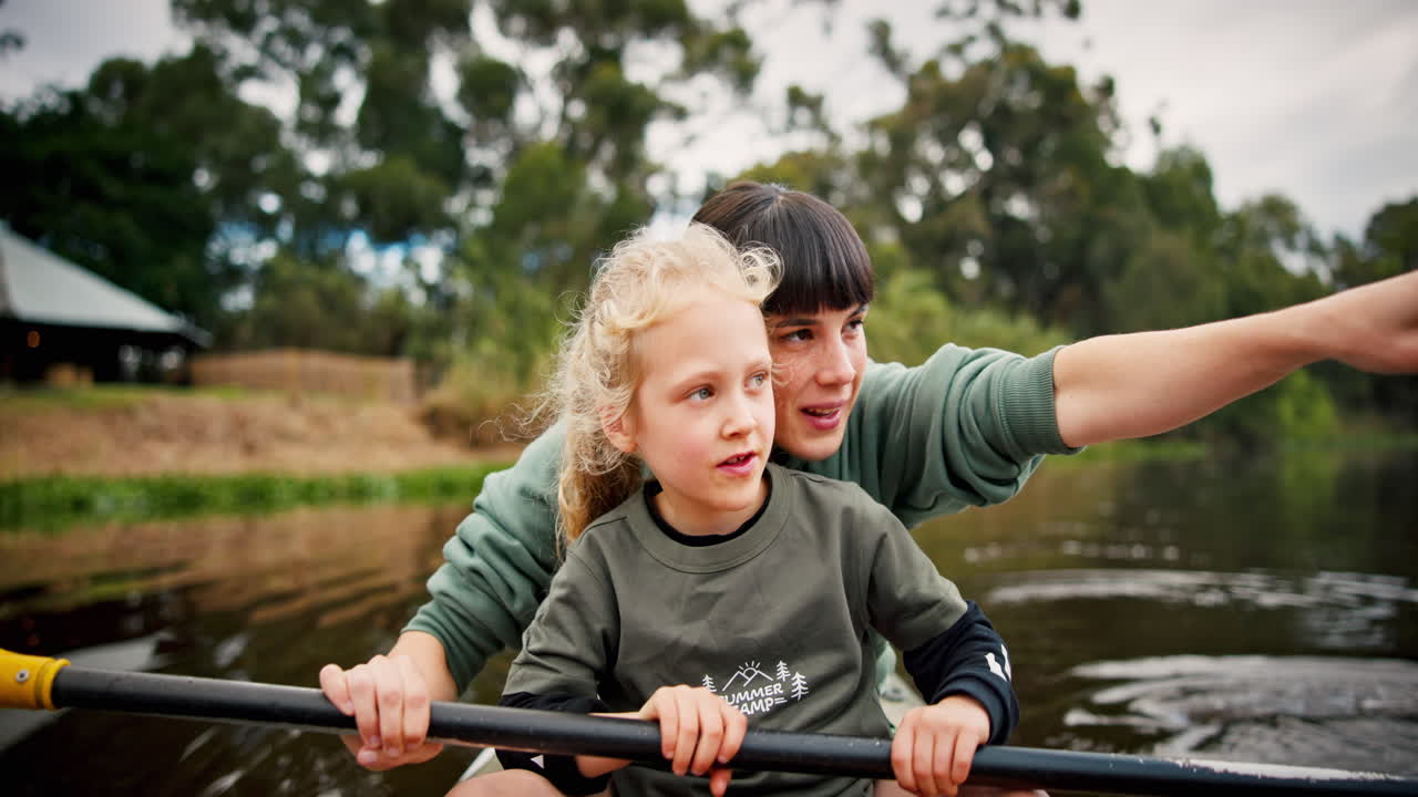 어머니, 소녀 및 호수에 카야크를 가리키고