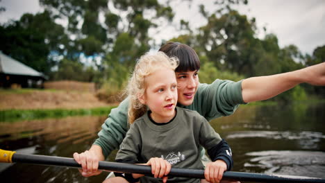 Madre,-Niña-Y-Apuntando-En-Kayak-En-El-Lago