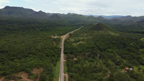 Luftaufnahme-Einer-Straße,-Die-Nach-Chapada-Dos-Veadeiros---Brasilien-Führt