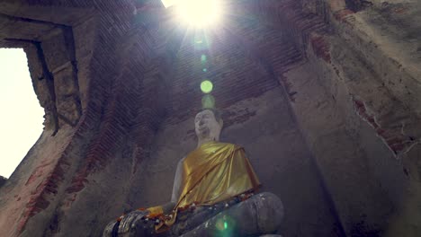태국 아유타야의 중요한 사원인 프라사트 나콘루앙 (prasat nakhon luang) 에 있는 부처 동상, 2022년 5월 30일.