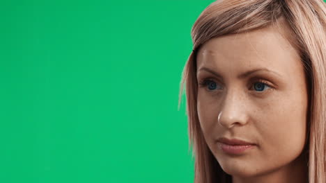 mujer en pantalla verde
