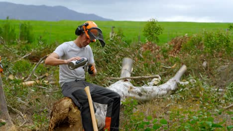 Holzfäller-Entspannt-Sich-Auf-Einem-Umgestürzten-Baum-4k