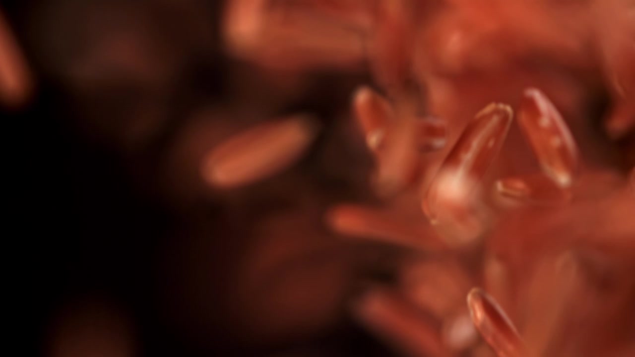 Primo piano di chicchi di riso rosso che cadono al rallentatore.