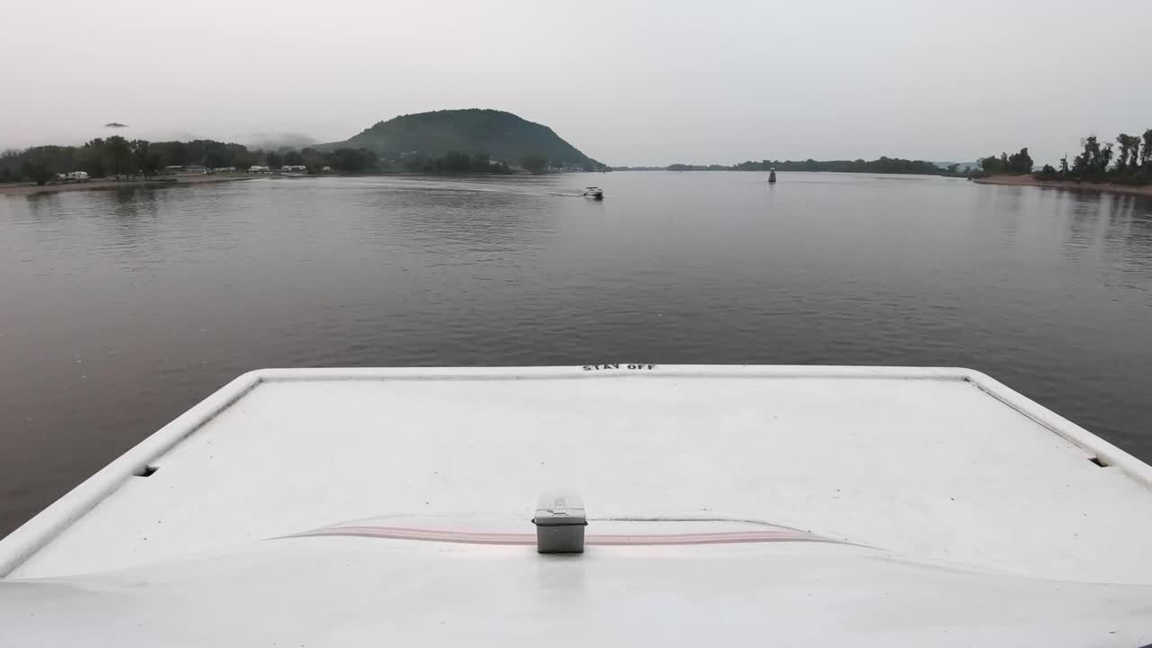timelapse en el río mississippi desde una casa flotante