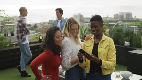 mujeres jóvenes tomando una foto de sí mismas en un techo