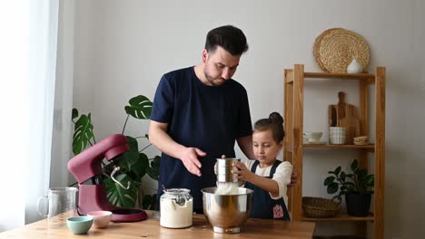 Padre-E-Hija-Tamizando-Harina-En-Un-Tazón