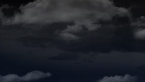 Dunkler-Stürmischer-Himmel-Mit-Regen-Und-Wolken-4k