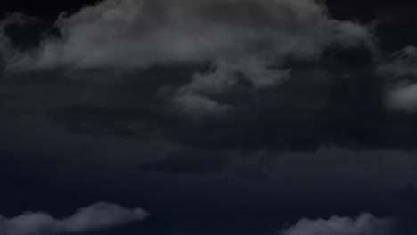 cielo oscuro con lluvia y nubes 4k