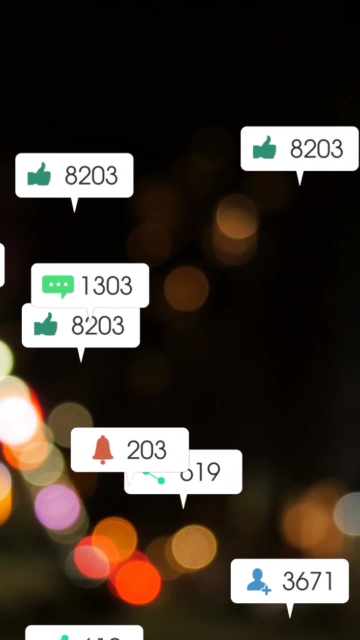 Animazione di icone di social media e numeri su luci sfocate di una città