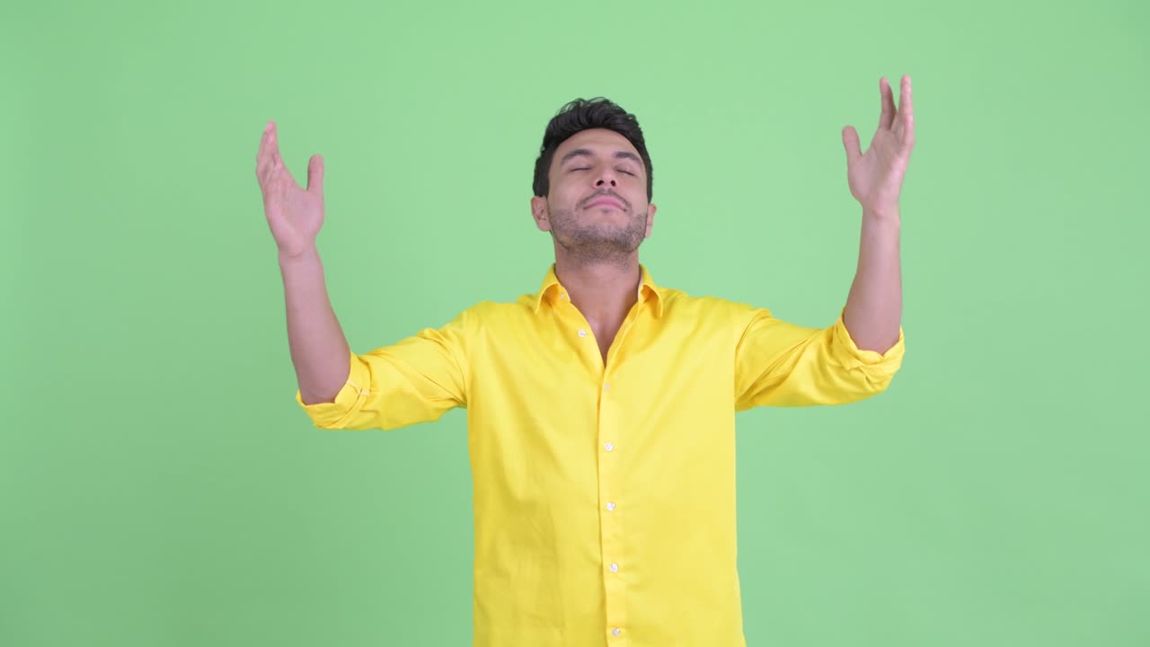 joven feliz y guapo empresario hispano