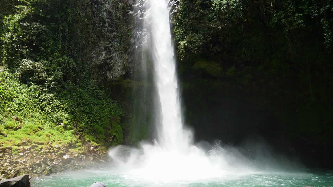 toma completa, vista panorámica de las cascadas de la fortuna en un día soleado en costa rica